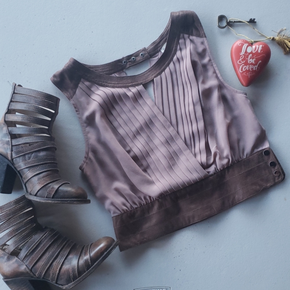 NEW* Casual sleeveless top with crossover pleats